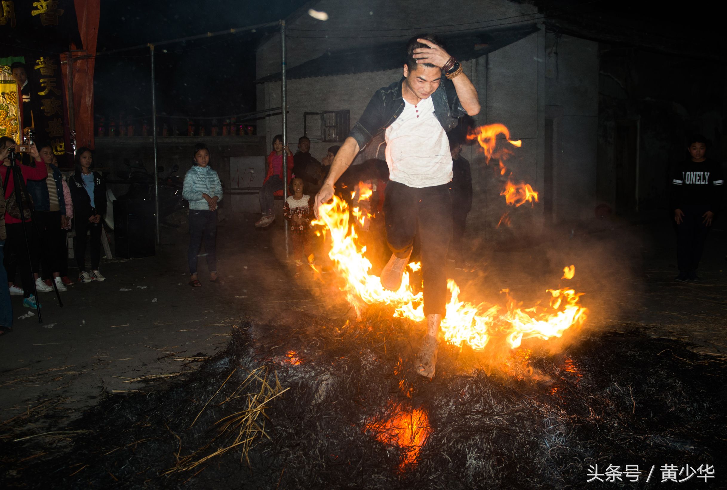 广东普宁民俗送香船跳火堆