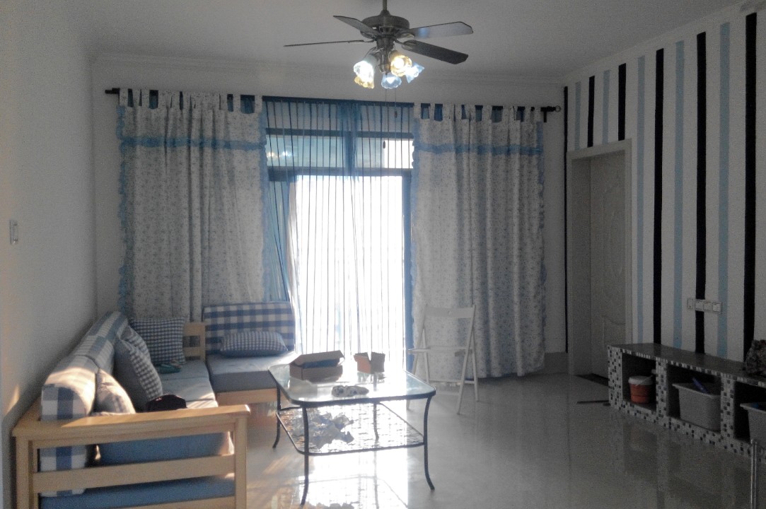 第一套房子花了很多心思，客厅很实在，朋友却说背景墙太花了