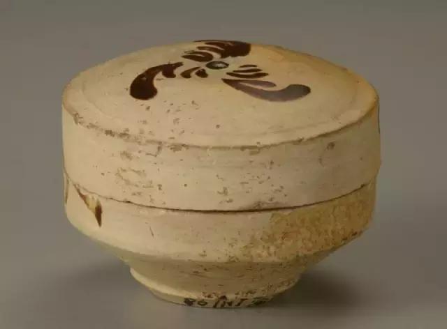 反拙为美：唐代的素地彩