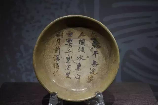 反拙为美：唐代的素地彩