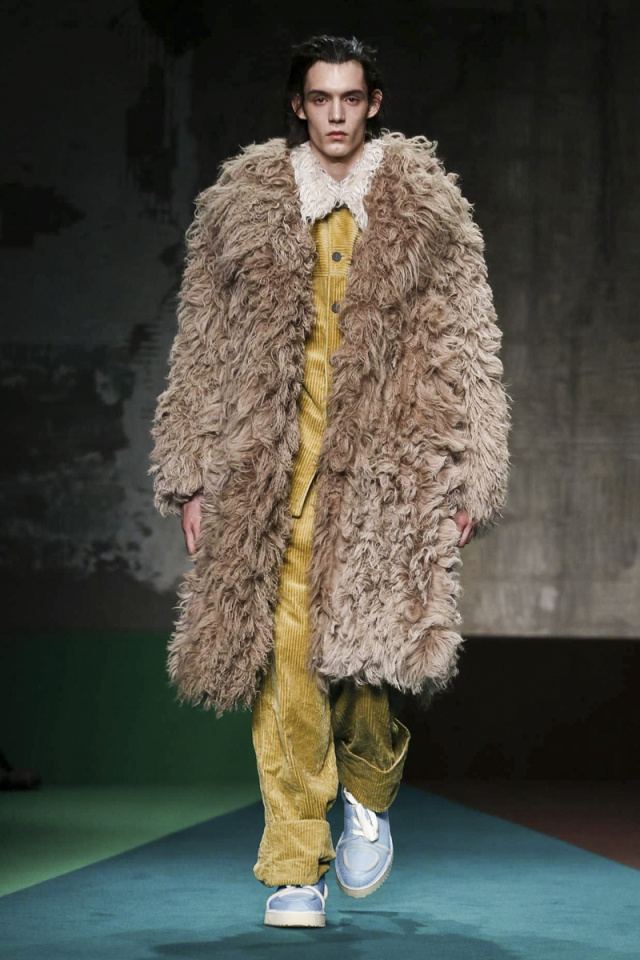 权志龙穿黑貂视频,权志龙穿黑貂演唱会