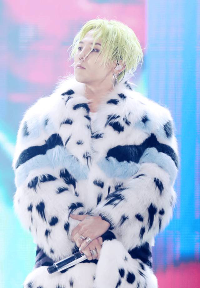 黑貂权志龙,权志龙穿黑貂演唱会