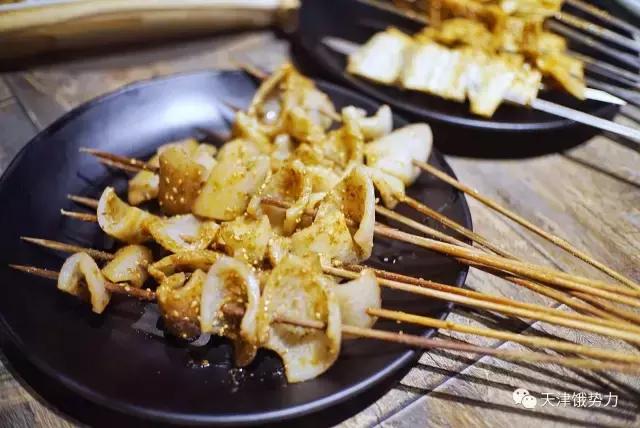 大金链子小手表先吃烧烤后泡澡,大金链子小手表吸着烟