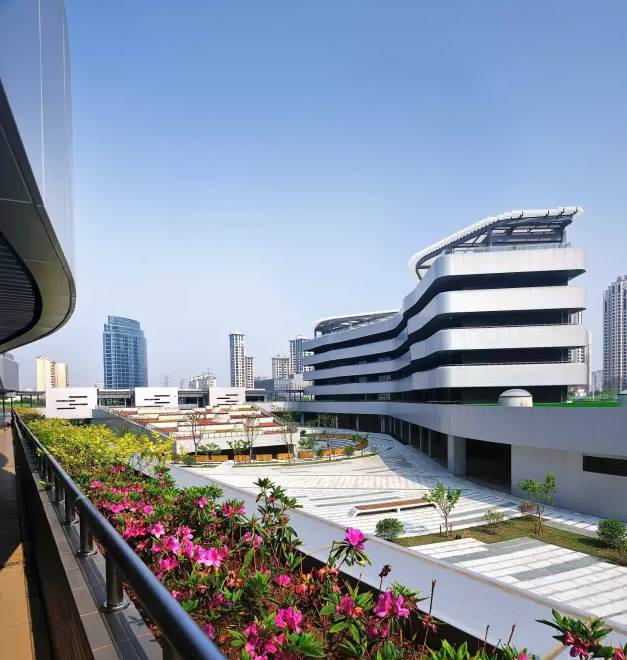 彩练当空水波荡漾：无锡蠡园中学