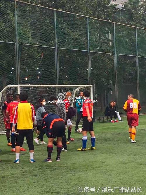 鹿晗打足球视频,鹿晗踢球被表扬的视频