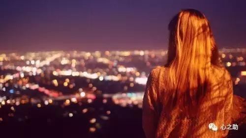 女人跟男人示弱的视频,女人向男人示弱的句子