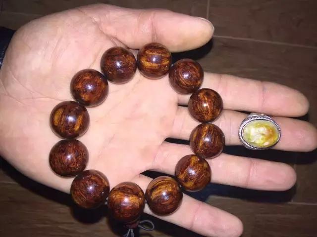 你这么丑就别戴南红了！