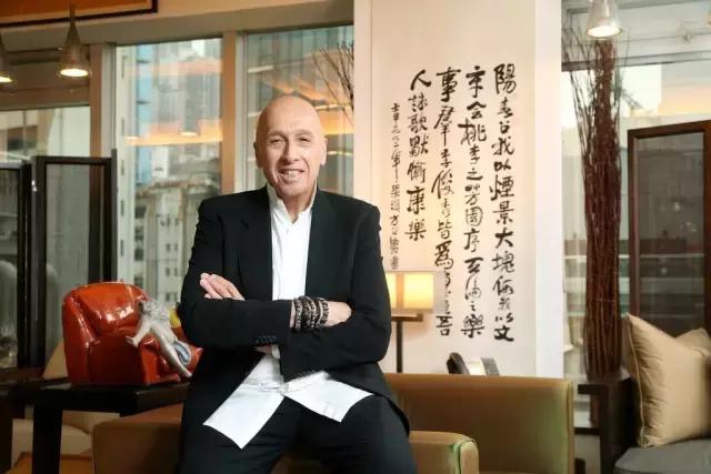 酒色迷乱的香港夜店第一人，却过着老干部的生活丨肖像