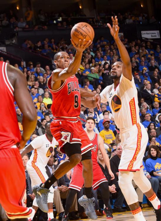 杜兰特砍下27分6板2断2帽,煞神杜兰特