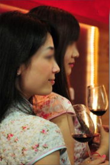 看到三具尸体两富家小姐拍手叫好，回到家居然还喝酒庆祝