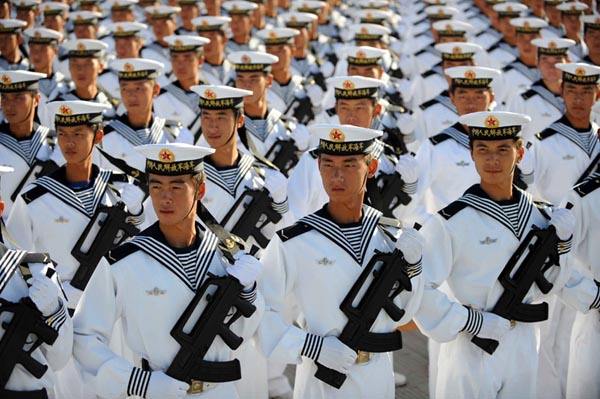 水兵穿上这套服装走在那里都备受瞩目，但为何裤子是女式的模样？