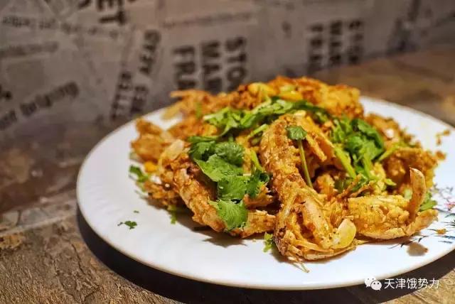 大金链子小手表先吃烧烤后泡澡,大金链子小手表吸着烟