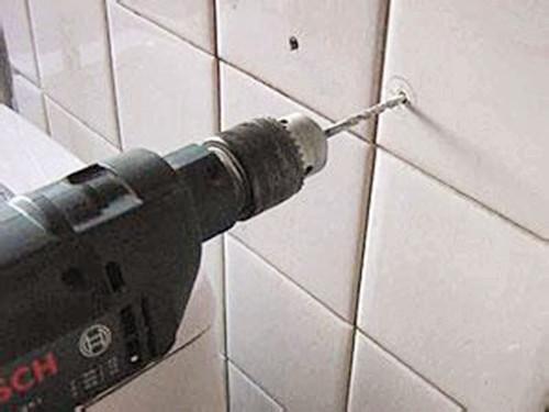 瓷砖墙怎么打孔才不会爆裂?怪不得之前我都打碎了!