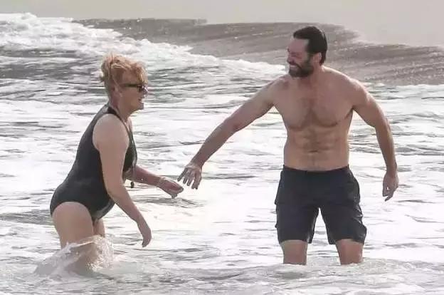 休杰克曼还会不会演金刚狼了 (休杰克曼牵手爱妻现身)