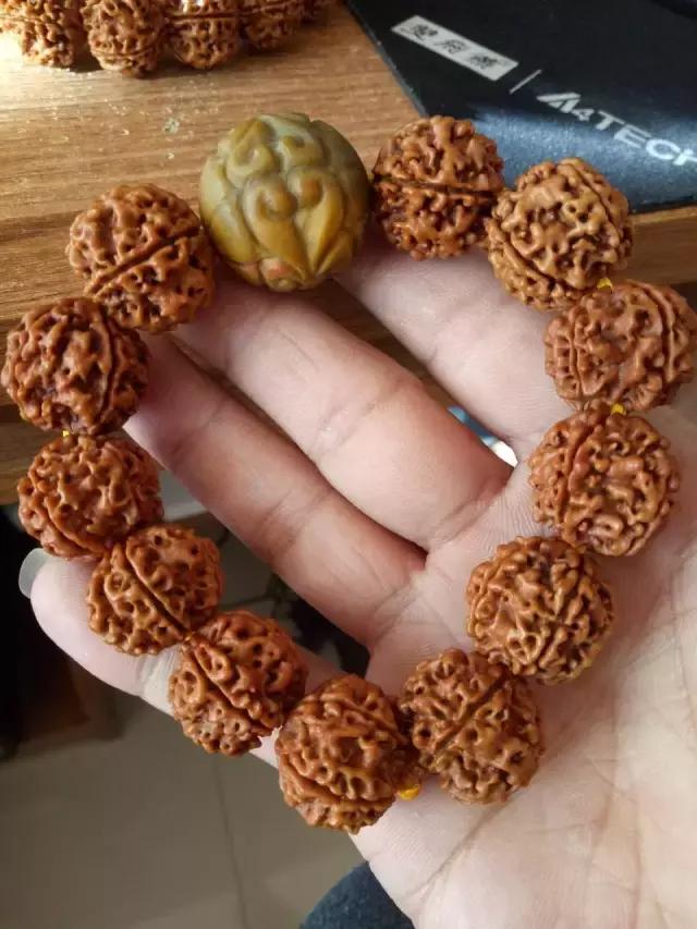 你这么丑就别戴南红了！