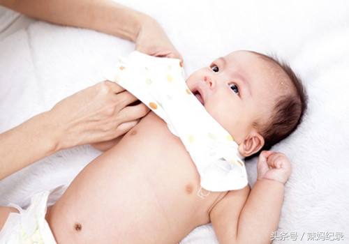 为了不让娃儿输水，我和丈母娘在医院抢娃儿