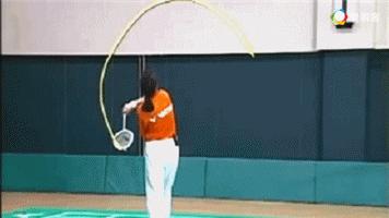 羽毛球反手发高远球动作讲解示范,羽毛球握拍教学视频李玲蔚