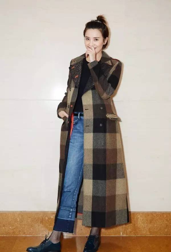 牛仔裤卷裤脚好看还是不卷好看,不剪裤脚的牛仔裤春夏新款