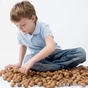 吃核桃能化掉胆结石吗,结肠癌患者可以生吃核桃吗