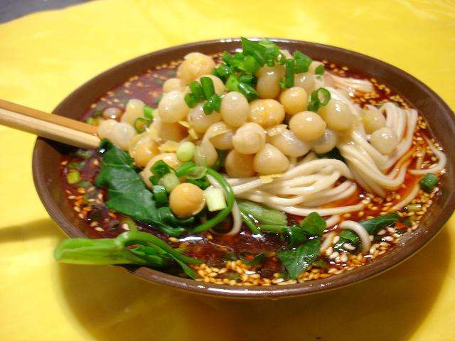 重庆生意火爆的苍蝇面馆子,解放碑附近的重庆小面馆