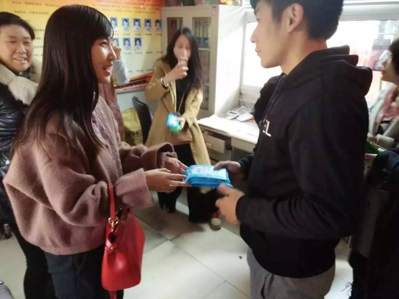 疯了！一群人在街上要钱，用了什么方法……竟拿到了这么多！