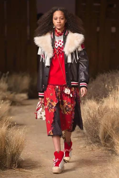 我哭，又跟着阿Sa、吴建豪、Selena 种草了Coach的2017秋冬系列