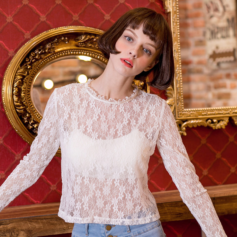 蕾丝小衫顺其自然的成为了今年春季非常流行的一款上装