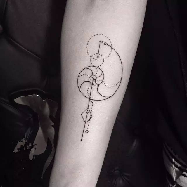 “谁再说纹身是纯装X无意义，我就让老公们去怼住他的嘴”