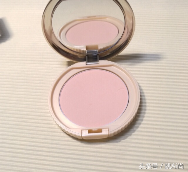 看过来！将碎粉饼和腮红以及眉粉完整复原*法大**！