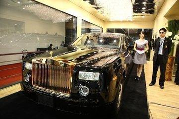 劳斯莱斯车里面的伞是干什么的,劳斯莱斯自带雨伞是什么样的