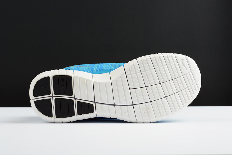 把握早春混搭新意，简简单单运动鞋也能“搞事情”