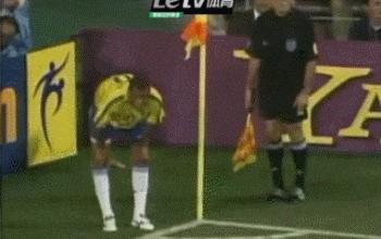 02年世界杯巴西碰杯,你还记得2018年的世界杯的爆冷吗