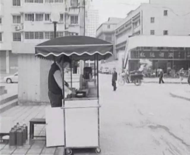 就算买一点点的长队排到街角，仍爱儿时那杯2块钱泡沫奶茶