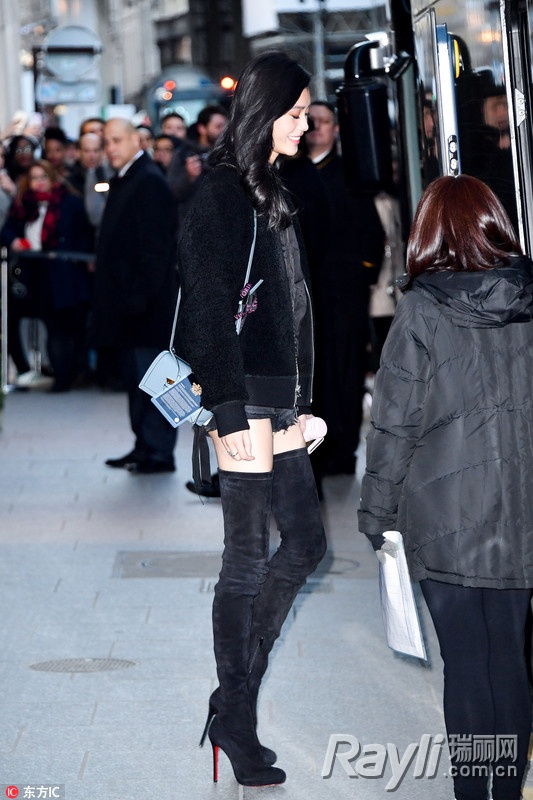 何洁穿过膝长靴视频,何洁靴子
