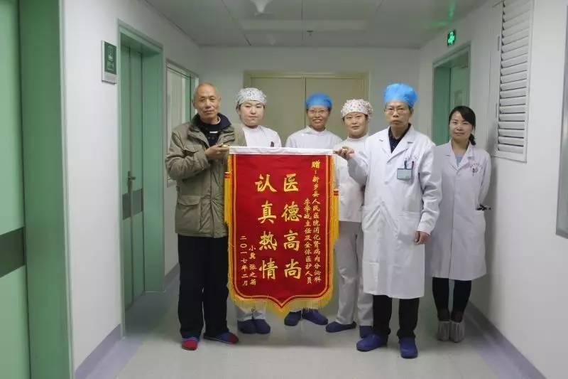 74岁蹬三轮车老人的事迹,老人骑三轮车带老伴拾荒