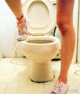 上厕所屎掉坑里有水溅起来咋办,蹲马桶大便总是溅到水怎么办
