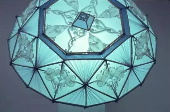 用废弃的石头做宝石,纸做的绿宝石变晶体