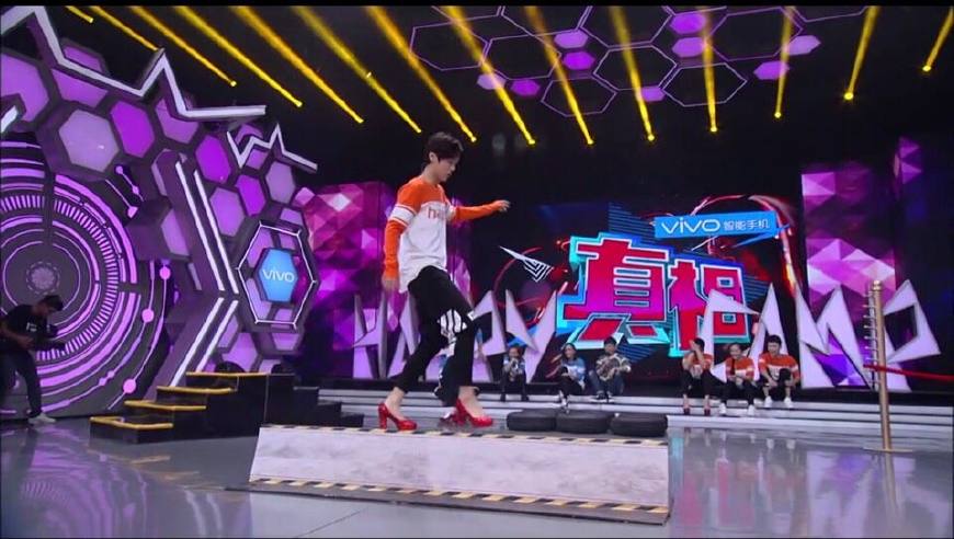 朱亚文穿高跟鞋的视频,男星穿上高跟鞋