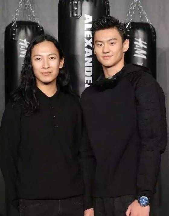 一位三岁的小美女带着叔叔参加时装周,潮爆了!范冰冰爱死她了!