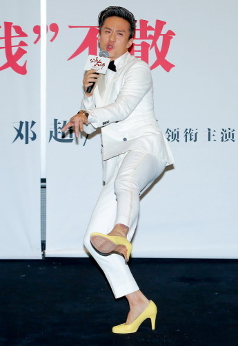 朱亚文穿高跟鞋的视频,男星穿上高跟鞋