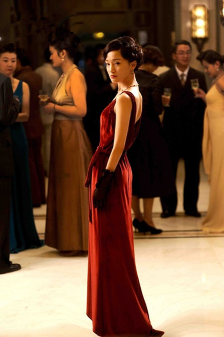 一袭红衫挚爱三生，比十里桃花更美艳的衣衫，有吗？