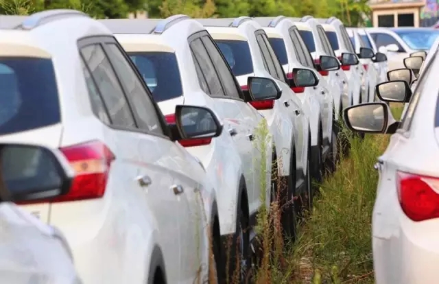 发动机表面有黑色脏东西,发动机有黑色油污怎么处理