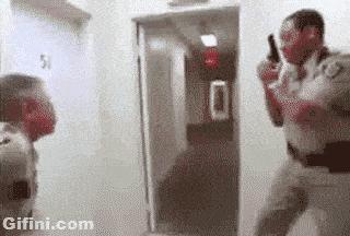 十条笑话：二货哥们给大家表演花式足球，结局太意外！