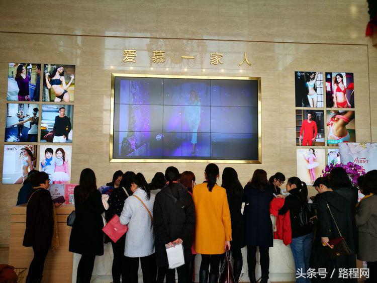 3月8日女神节，黎里古镇和内衣店聚集了一众男神女神？