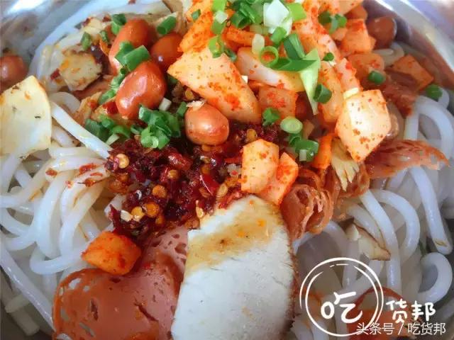 用100元钱吃遍整条小街,用20元吃遍校门口路边摊