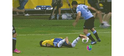 足球场上打一耳光然后假摔,足球场上被打一巴掌跳起来假摔