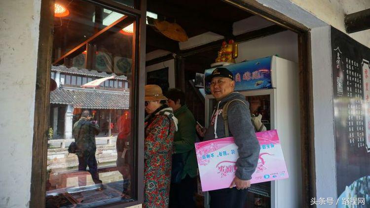 3月8日女神节，黎里古镇和内衣店聚集了一众男神女神？