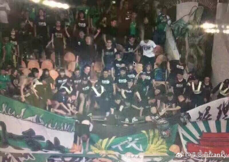 北京球迷街头,广州球迷与北京球迷对比