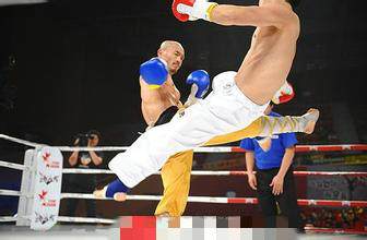 武僧一龙一脚踢飞韩国冠军：我不会踢足球，只会踢沙包！