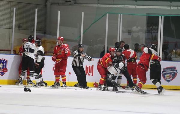 中国冰球选手狂打韩国选手,中国冰球狂揍韩国选手